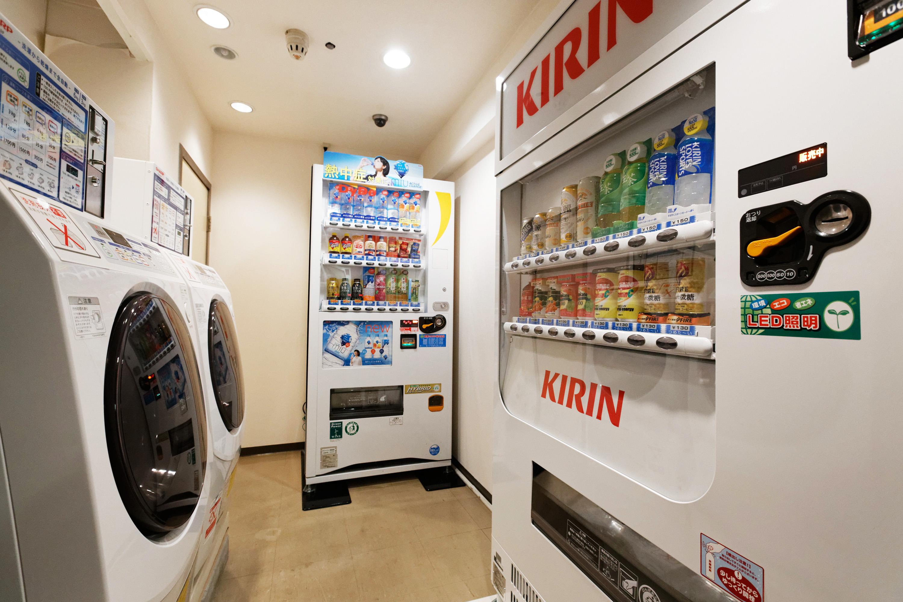 ランドリーコーナーに、自動販売機・電子レンジを設置