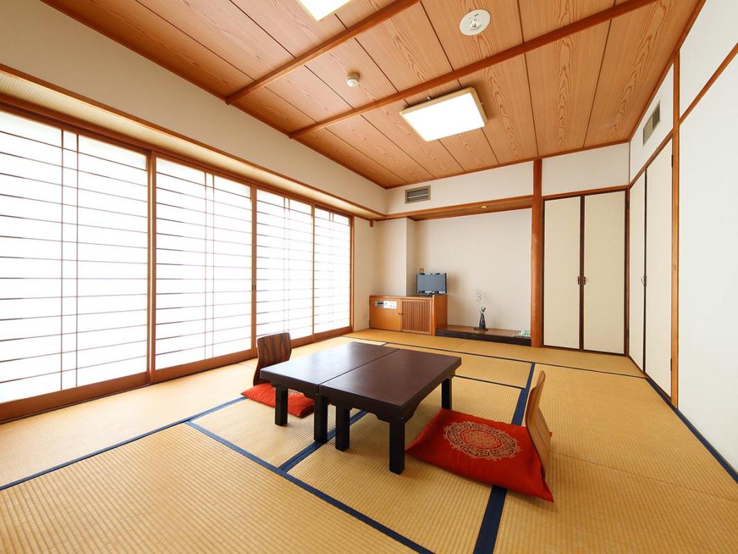【和室12畳（定員：1～6名様）】布団敷きはお客様自身で布団を敷いていただく、セルフサービスとなっております。