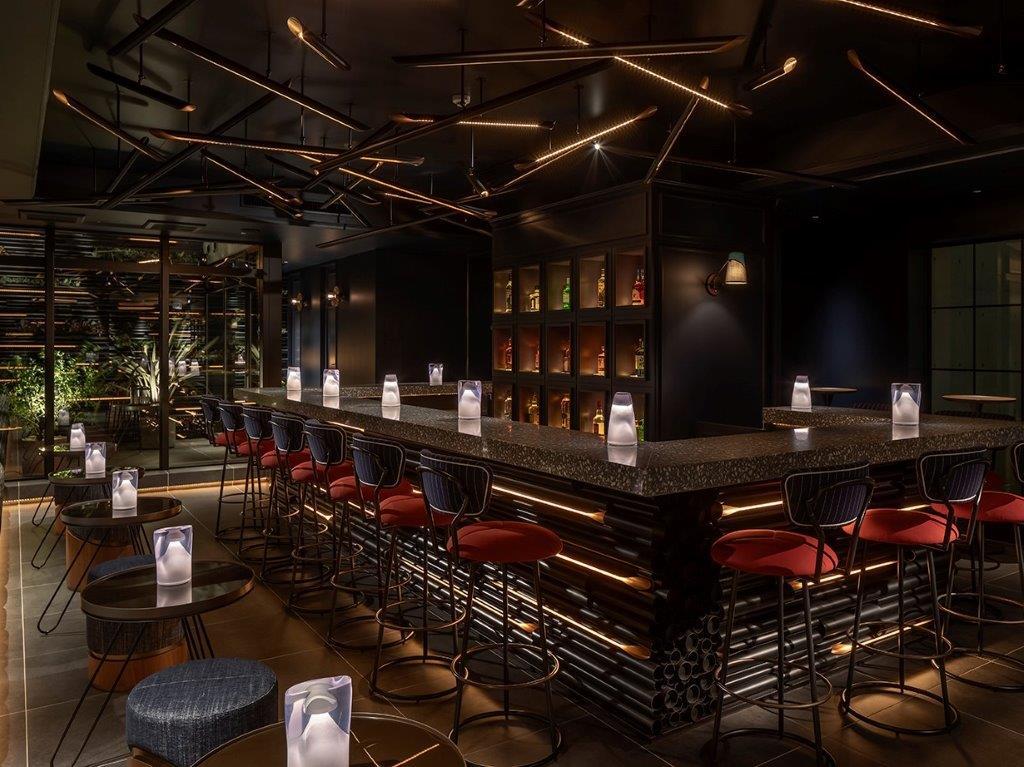 ホテル最上階のTHE LIVELY BAR。 	