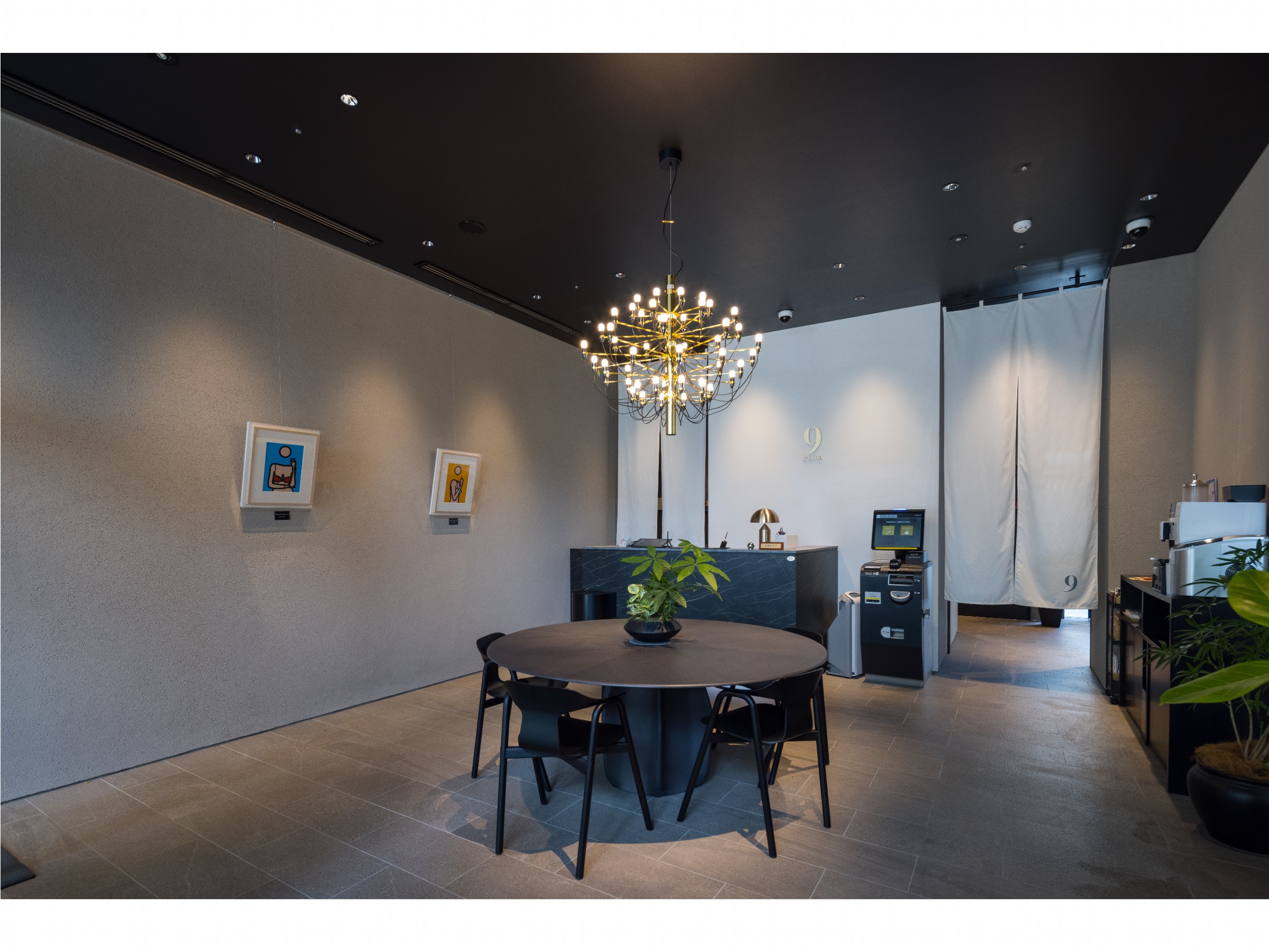 ロビーでは四季折々の観葉植物や、絵画、装飾等でお客様のご来館をお待ちしております。