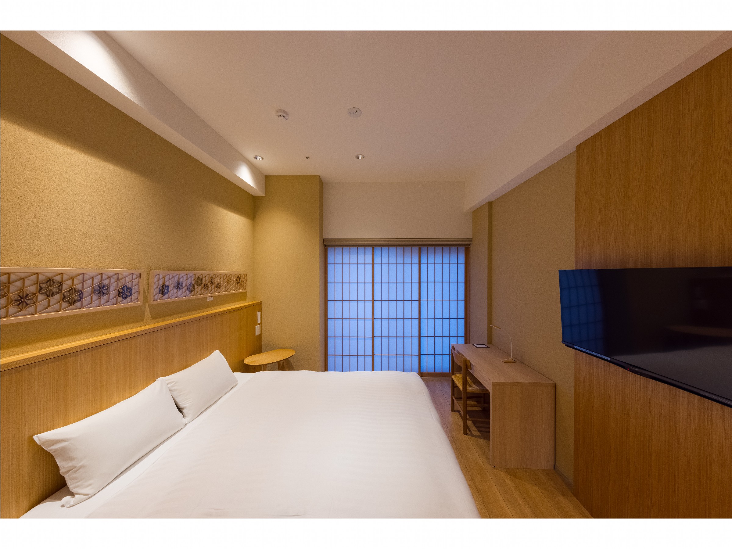 スーペリアクイーンのお部屋です。障子から透ける月明りが癒しの空間を演出します。お休みの際はロールカーテンを降ろしていただく事で、朝日を遮断する事も可能です。
