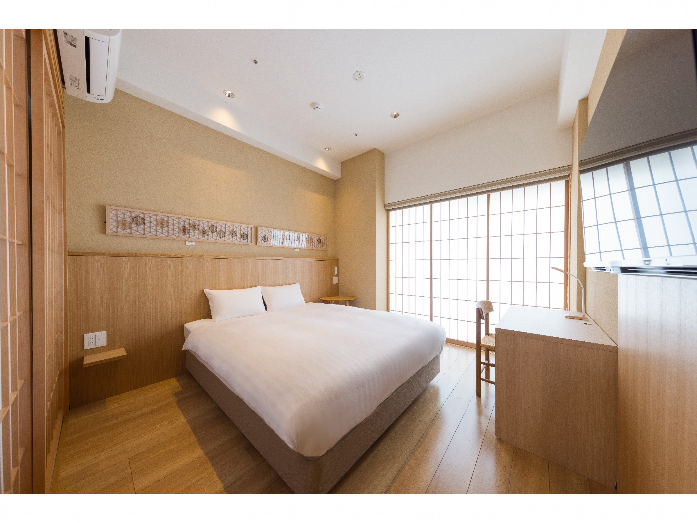 スーペリアクイーンのお部屋です。作業用のデスクをご用意しておりますので、ビジネスシーンに最適なお部屋でございます。