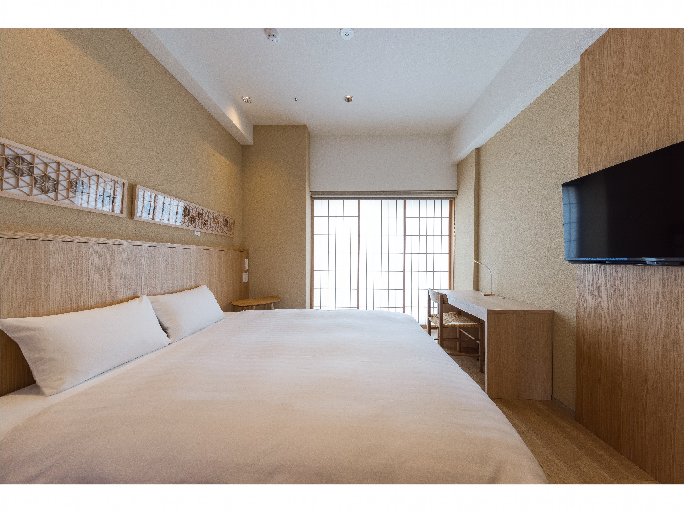 スーペリアハリウッドツインのお部屋でございます。壁掛けテレビをご用意しておりますので、ベッドに横たわりながらごゆっくりとご覧ください。