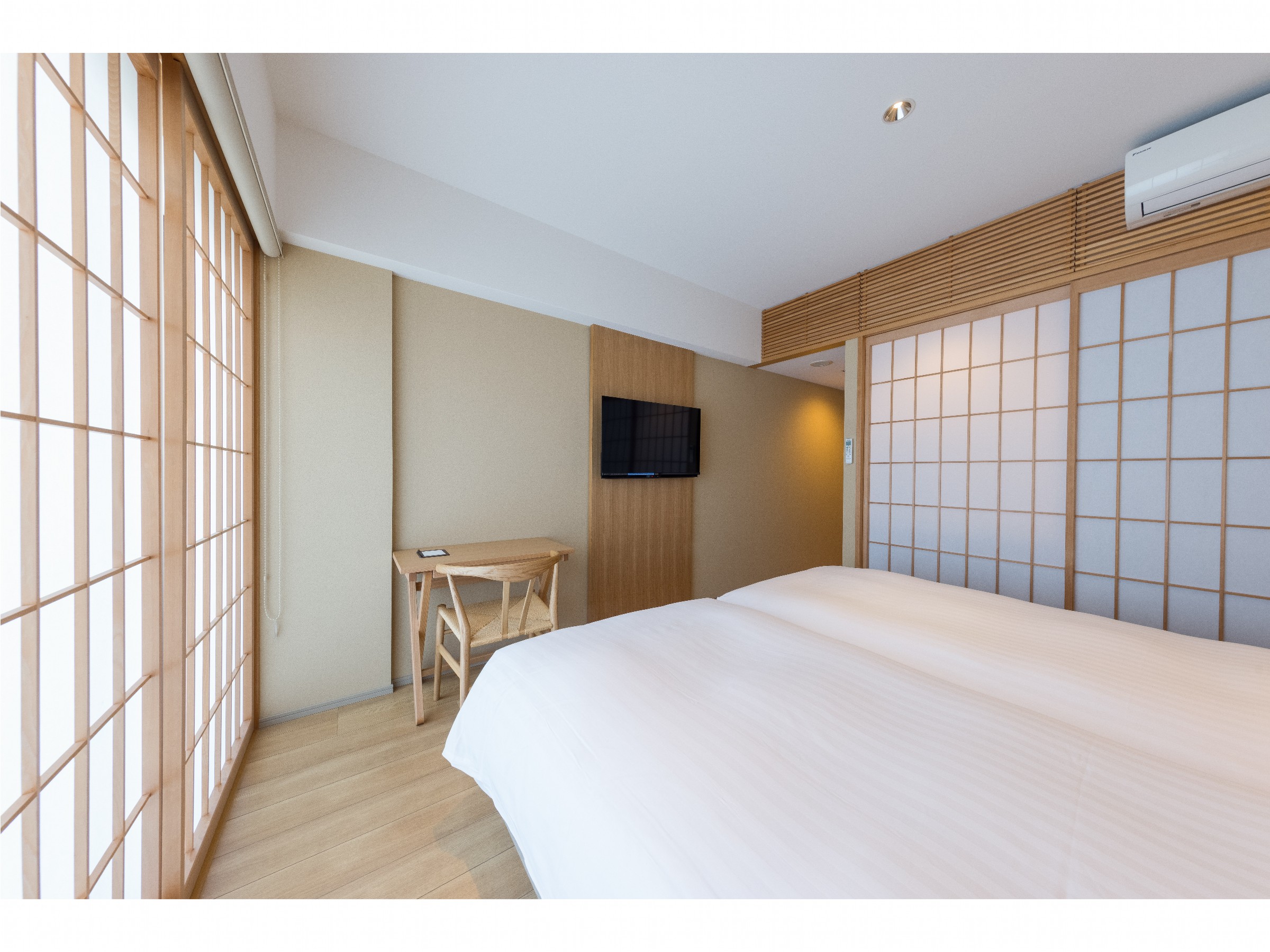 スーペリアハリウッドツインのお部屋でございます。デスクもご用意しておりますので、テレワークやリモート会議などに、ご利用いただけます。
