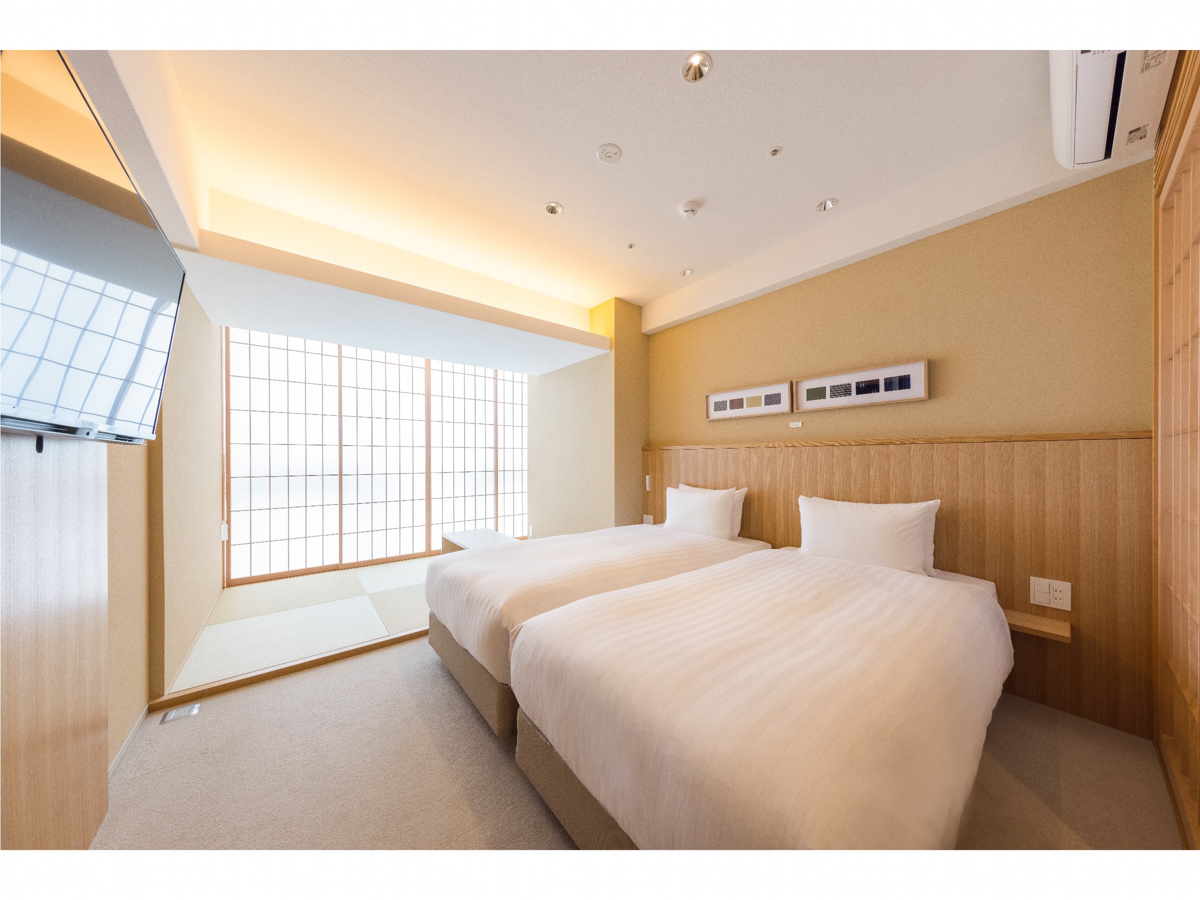 デラックストリプルのお部屋でございます。掃出し窓はふすまで区切られており、和モダンの雰囲気をお楽しみいただけます。