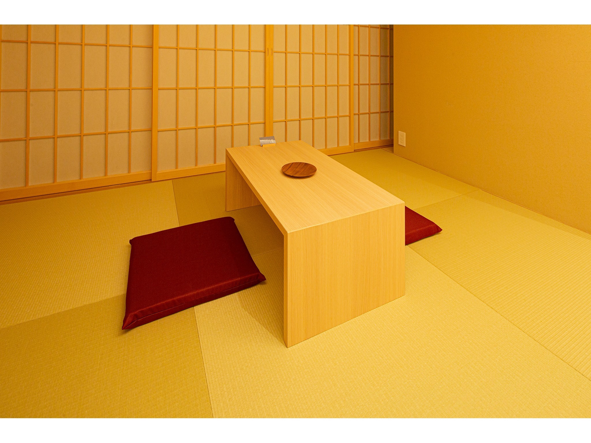 デラックストリプルのお部屋でございます。畳の部屋には小さい机をご用意しております。軽食などをお取りになる際はぜひご利用ください。