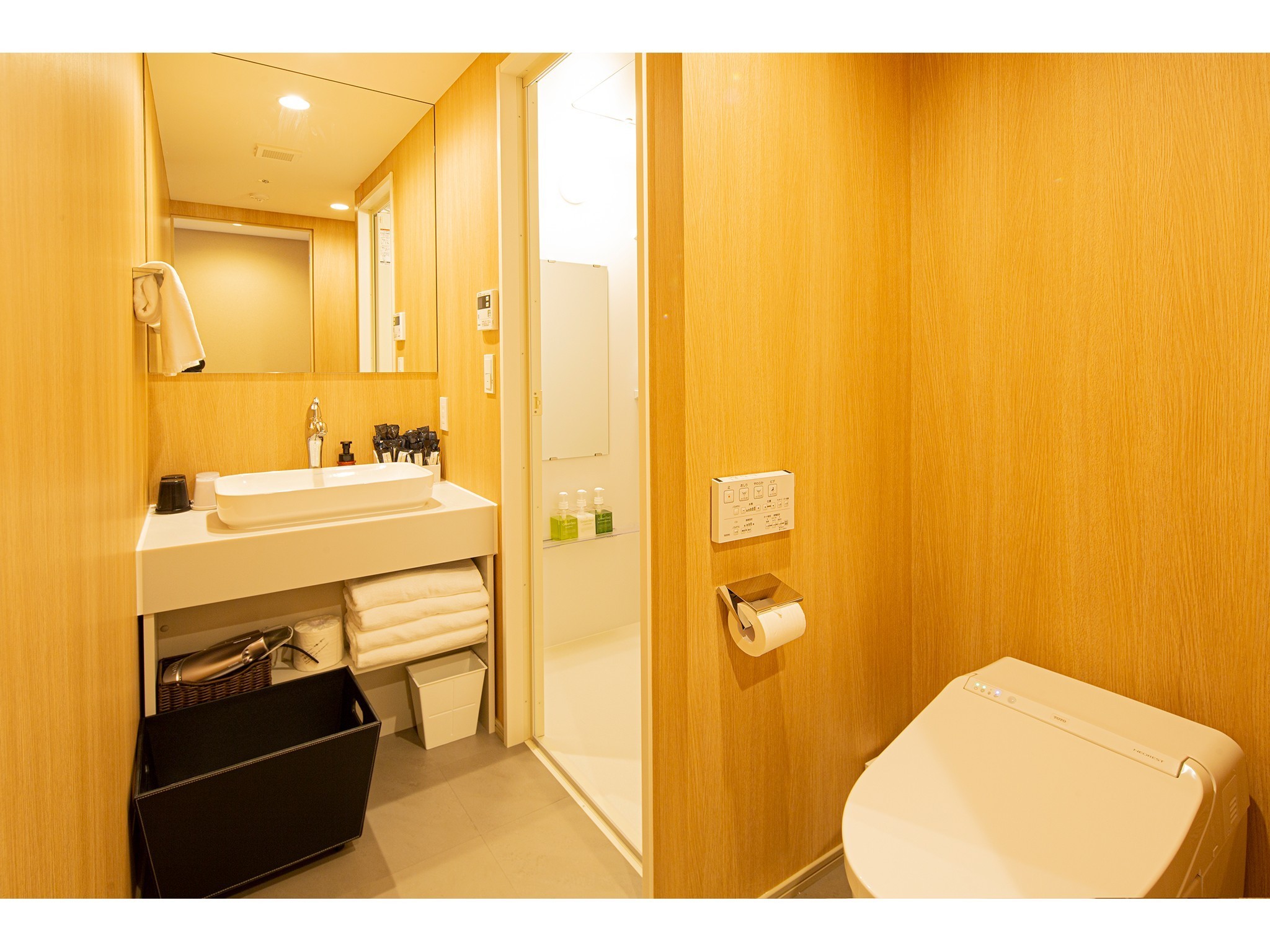 全室バス・トイレ別でございます。洗面所には大きな鏡をご用意しておりますので、ゆったりとご利用いただけます。