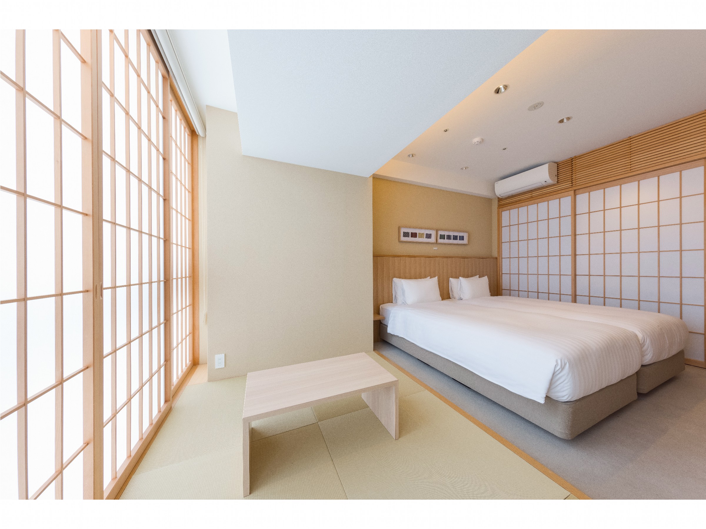 デラックストリプルのお部屋でございます。畳の部屋では机をご用意しております。軽食などをとられる際はぜひご利用ください。