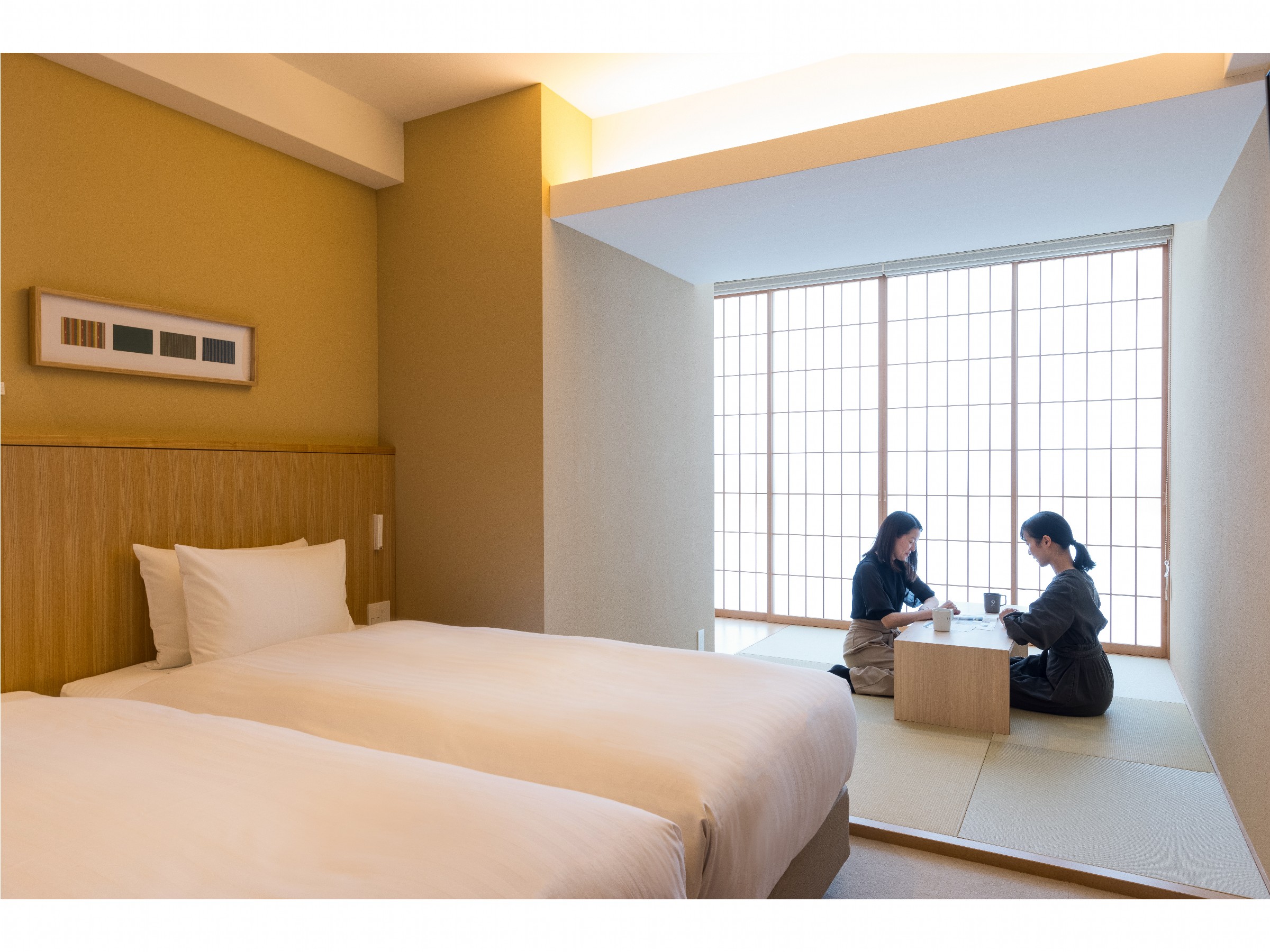 プレミアムフォースのお部屋でございます。畳の部屋では机をご用意しております。軽食などをとられる際はぜひご利用ください。