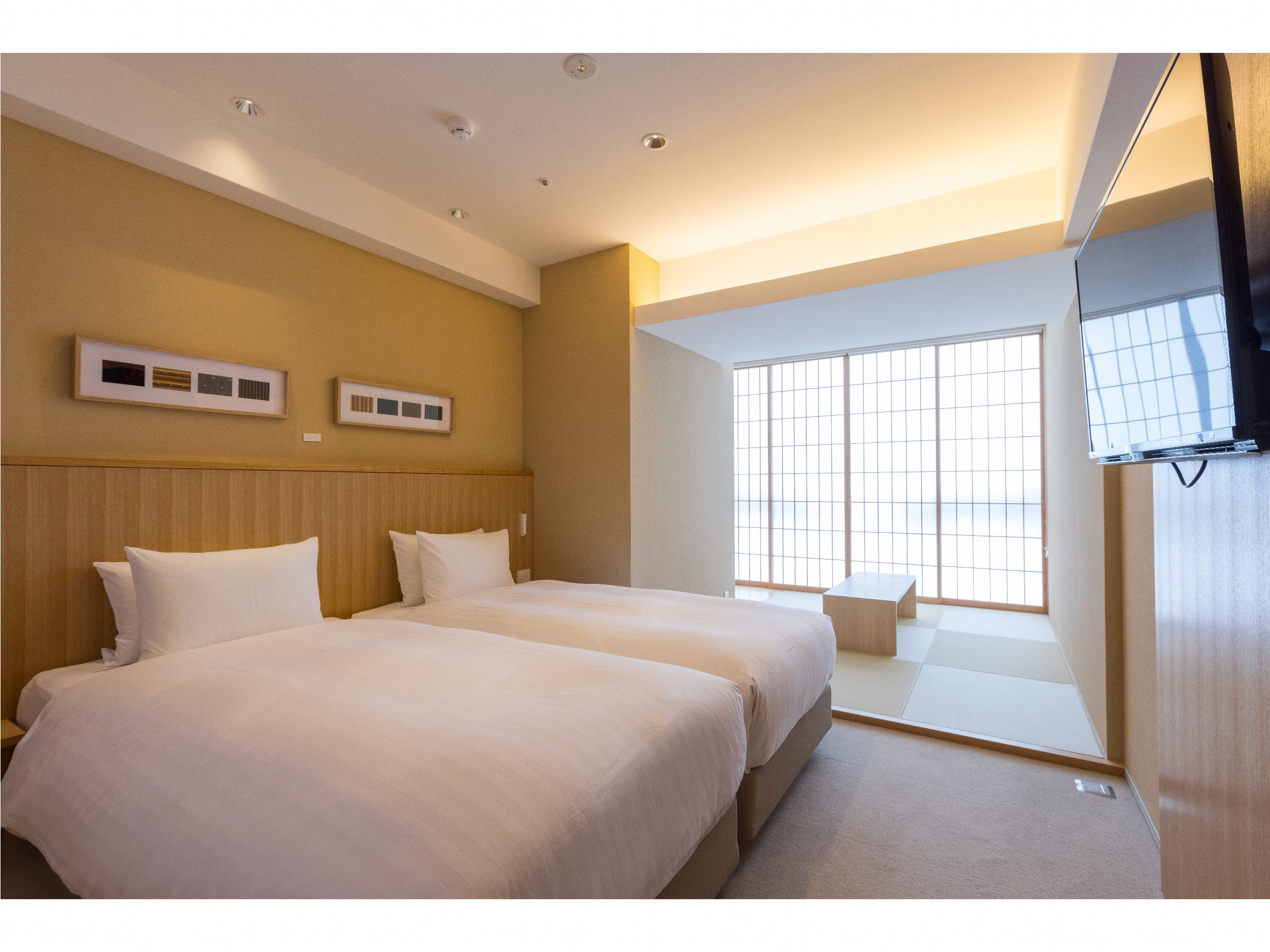 プレミアムフォースのお部屋でございます。掃出し窓はふすまで区切られており、和モダンの雰囲気をお楽しみいただけます。