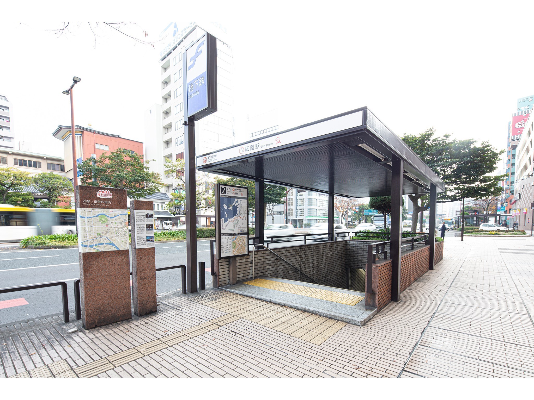 福岡市営地下鉄祇園駅でございます。当ホテルから徒歩約６分の最寄り駅で、博多駅までは２分で到着します。