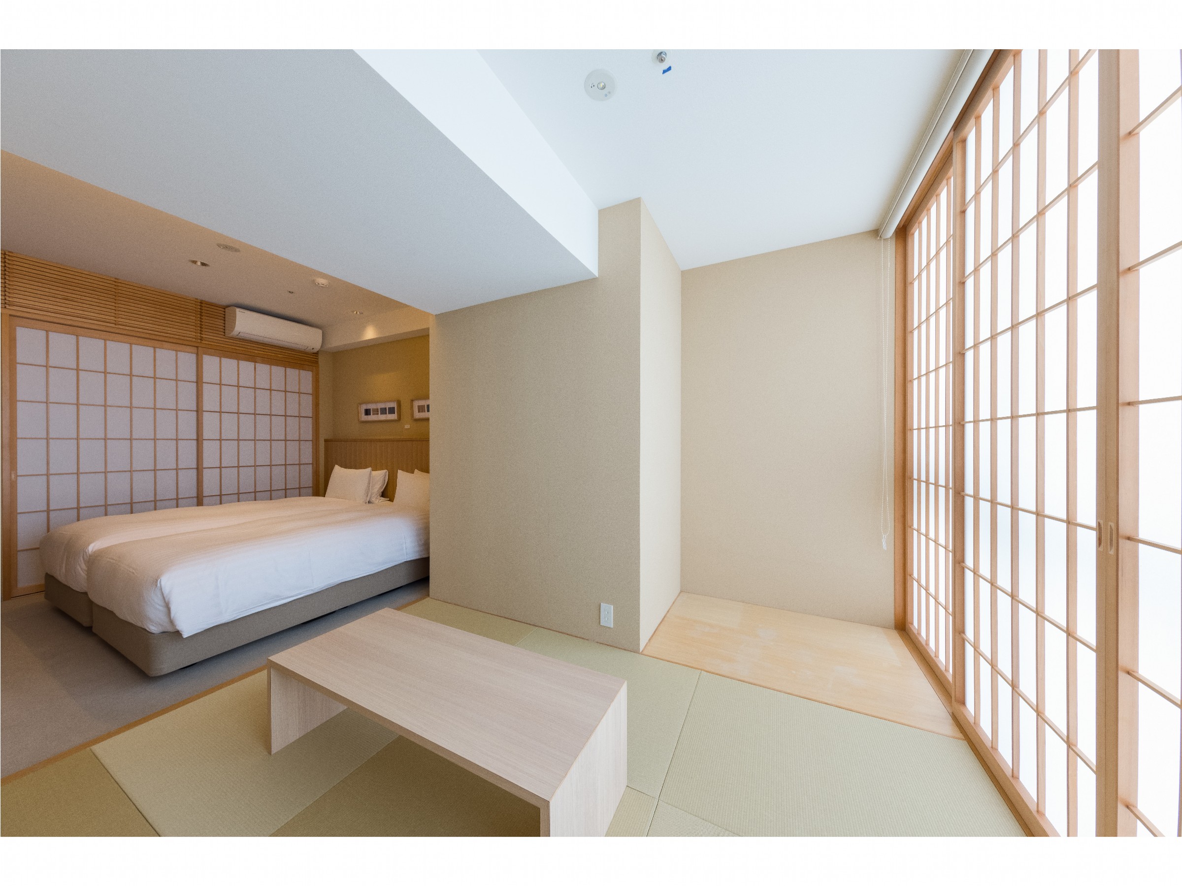プレミアムフォースのお部屋でございます。掃出し窓はふすまで区切られており、和モダンの雰囲気をお楽しみいただけます。