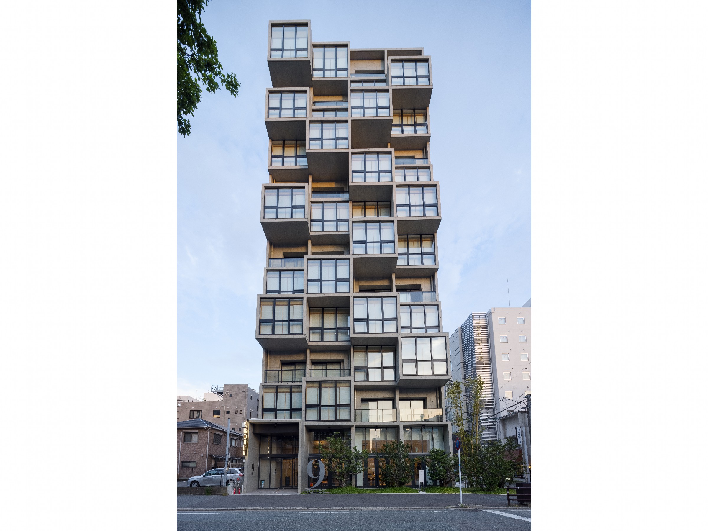 他にはないデコボコとした特徴のある建物です。