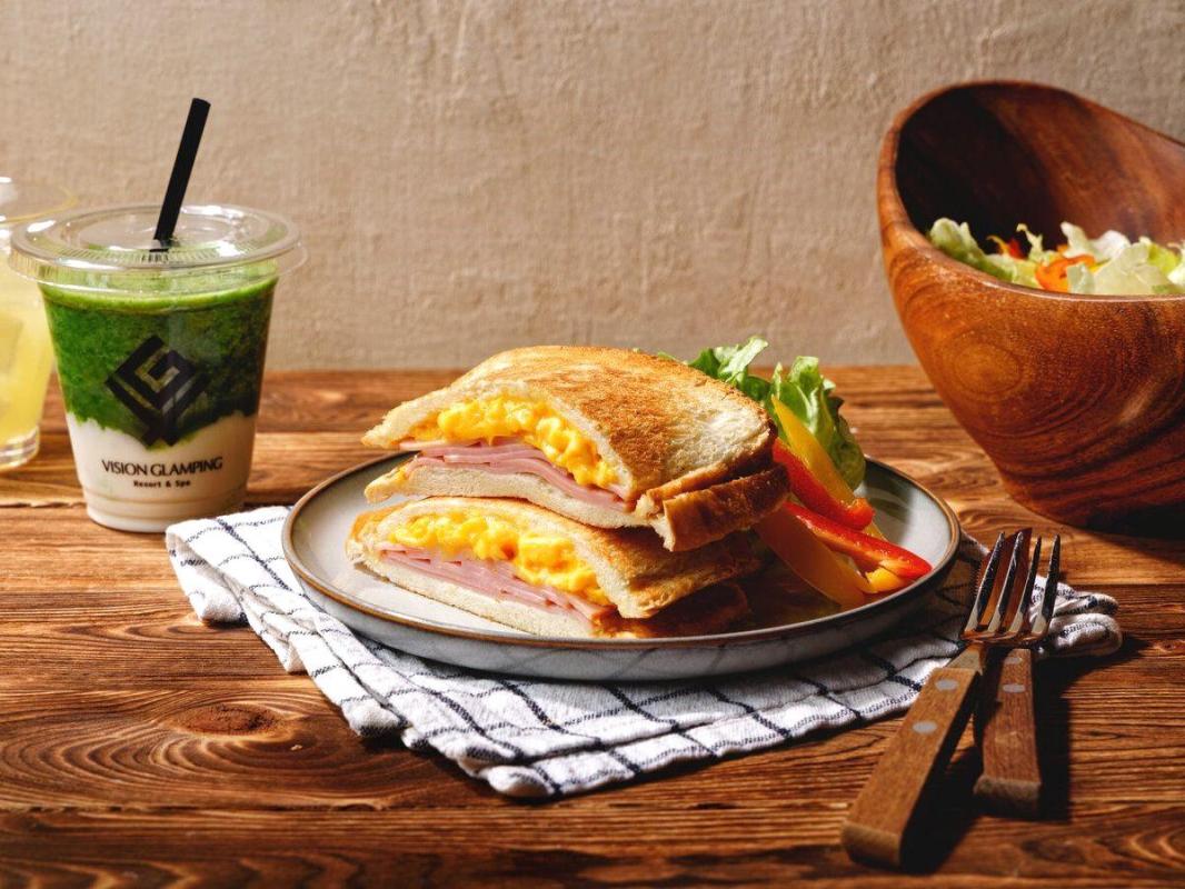朝食はホットサンドとスムージー