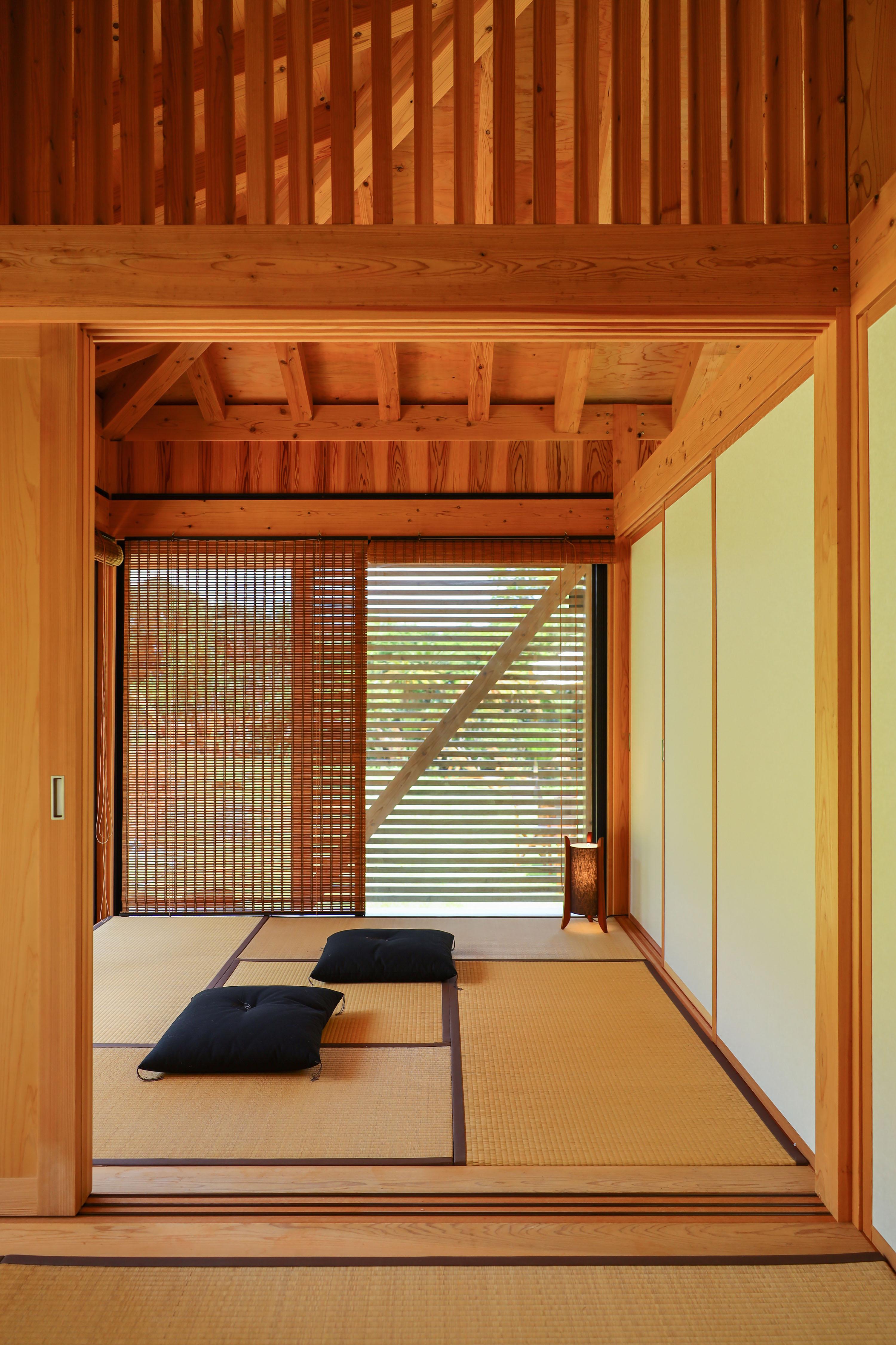 琉球モダンな畳部屋
日本家屋に馴染む畳の寝室を2部屋ご用意。布団を収納すると、寝ころび場所としてくつろぐことができます。
布団は4人分のご用意がございます。

