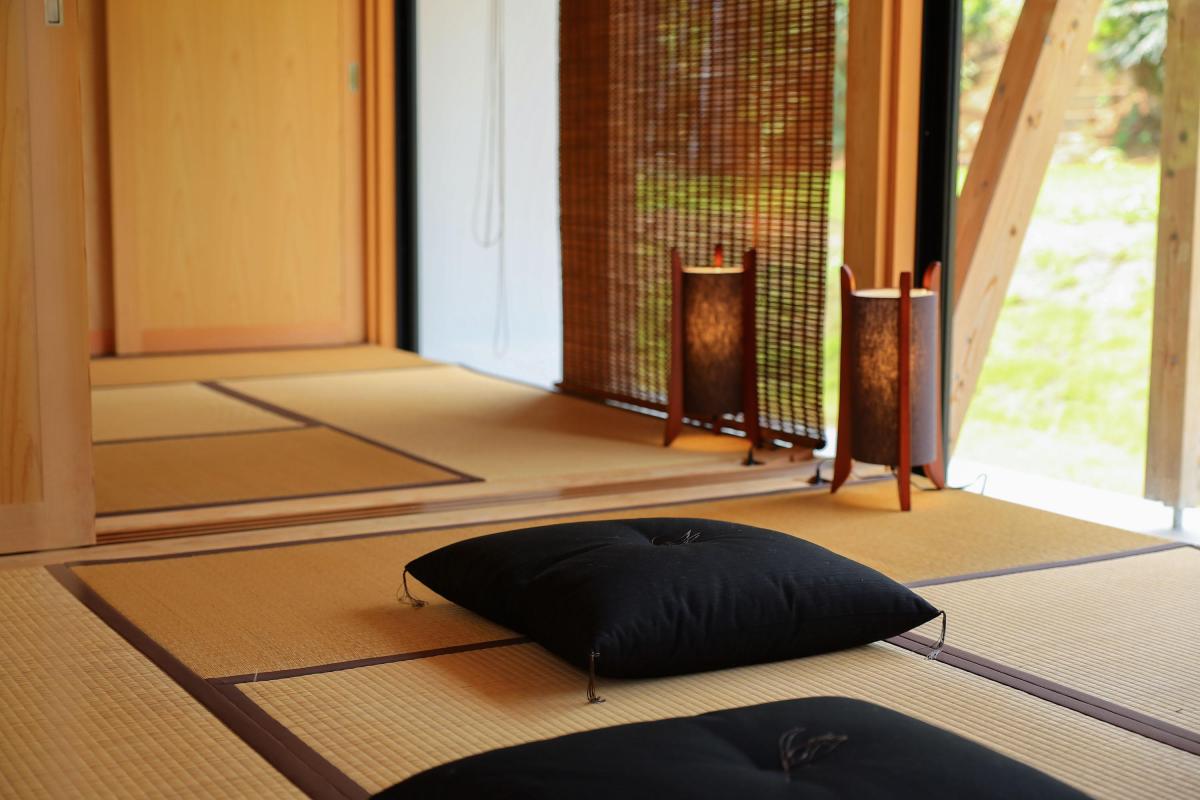 琉球モダンな畳部屋
日本家屋に馴染む畳の寝室を2部屋ご用意。布団を収納すると、寝ころび場所としてくつろぐことができます。
布団は4人分のご用意がございます。