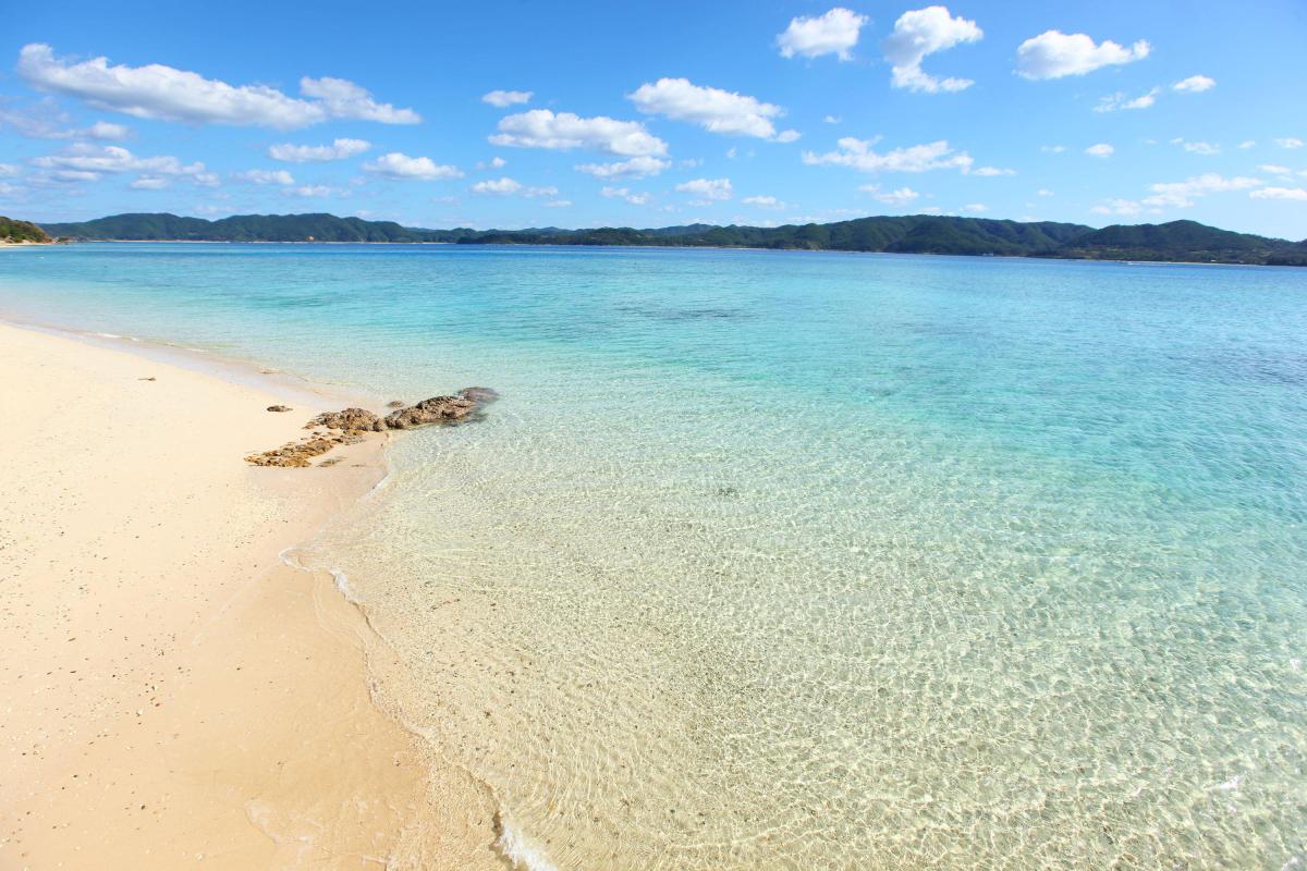 芦徳の海辺
ヴィラから徒歩2分で美しい芦徳のビーチが現れます。内海のため、波風も穏やかで心も癒されます。
朝夕の散歩におすすめのビーチです。