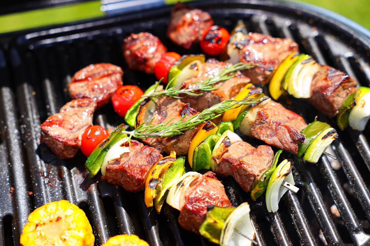 ●ビーフ串
ジューシーなミスジ部位を食べやすくダイスカットして串で焼き上げる奄美スタイル。