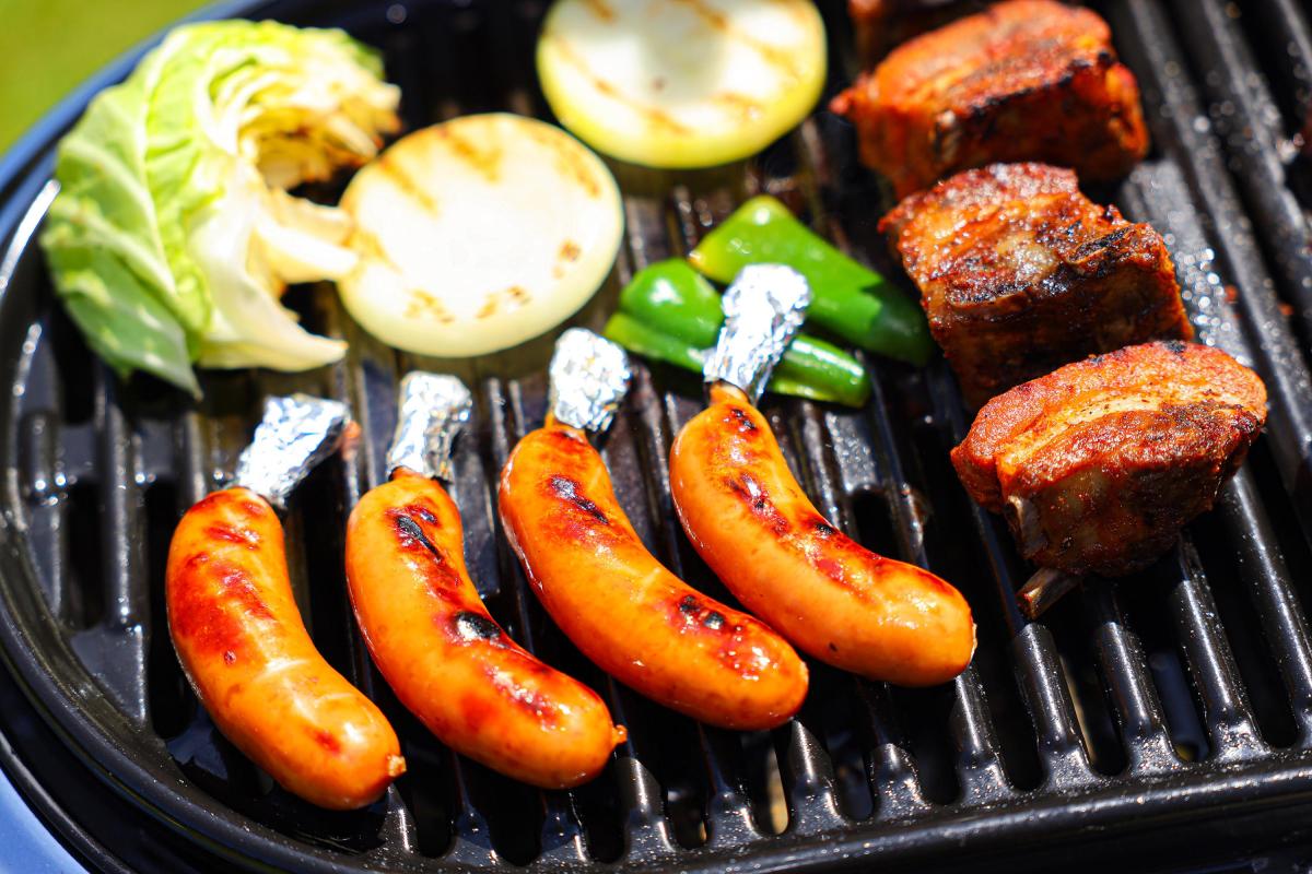 ●スペアリブ
奄美アンカットした骨付き豚肉をオリジナルブレンドのBBQ RUB（スパイス）でじっくり8時間マリネして焼き上げる逸品。
●骨付きフランク