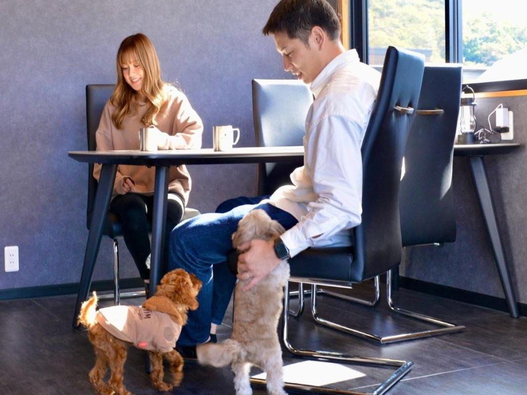 【ペットと過ごせるWITH PET グランピング】デラックスルームはペットと泊まれるお部屋もご用意しています。ワンちゃんも家族。皆さまで特別な時間をお過ごしくだ