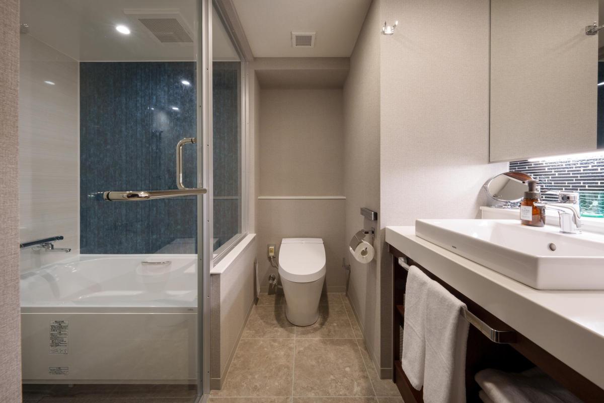 【バスルーム】ガラス張りで開放感を演出。